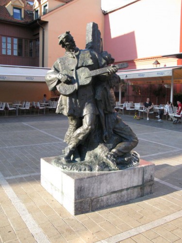 Zagreb_pm15_statue in market